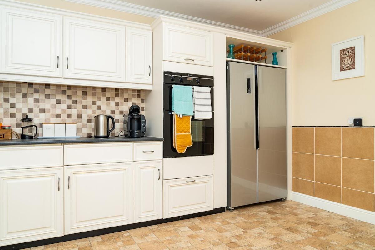 Apartment Luxury 4-bedroom Townhouse, Free Parking, Near Portobello Beach, Sleeps 8