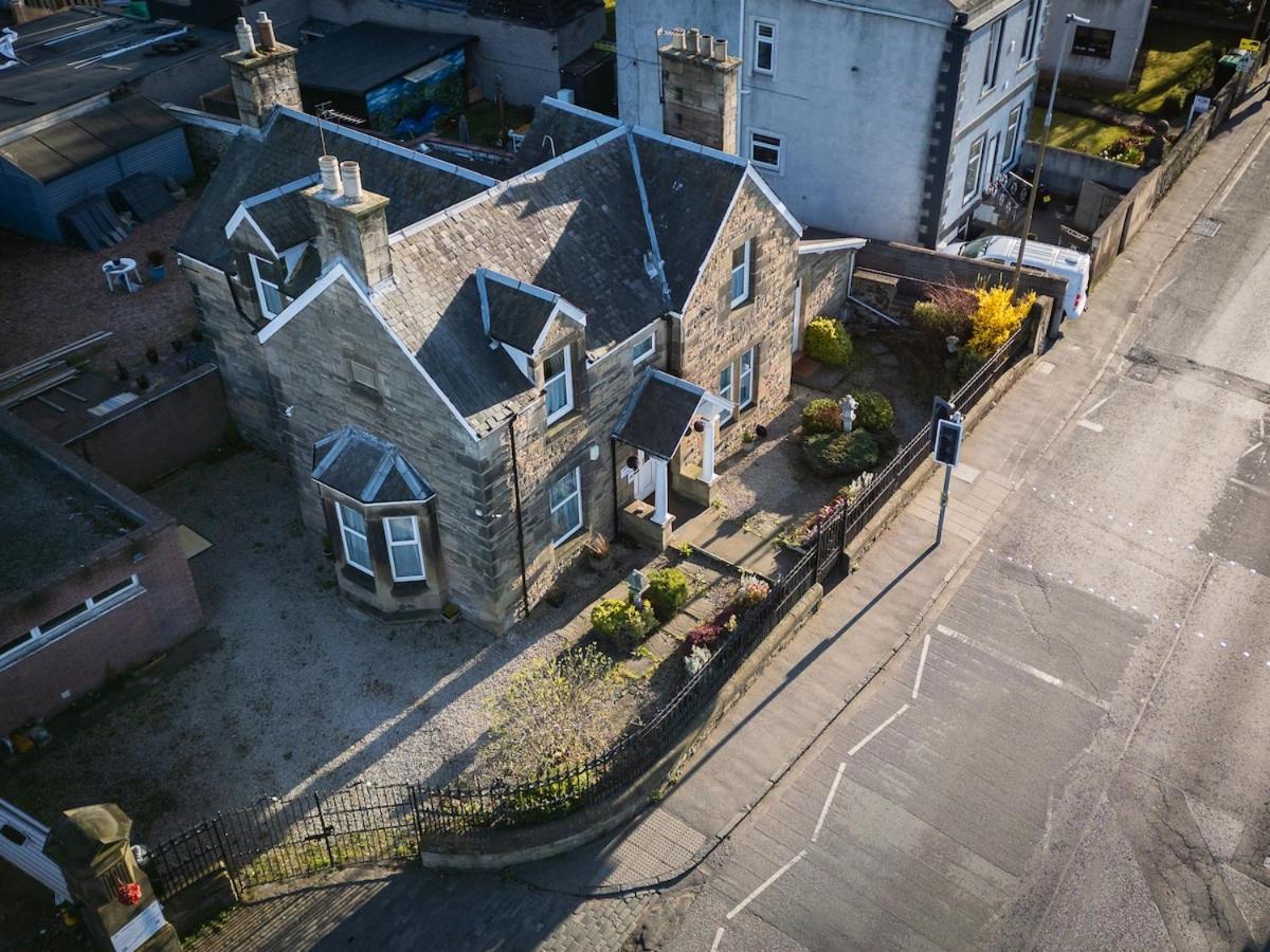 Luxury 4-bedroom Townhouse, Free Parking, Near Portobello Beach, Sleeps 8 Apartment