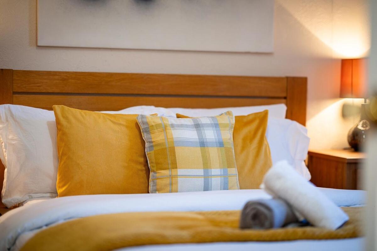 Luxury 4-bedroom Townhouse, Free Parking, Near Portobello Beach, Sleeps 8 *
