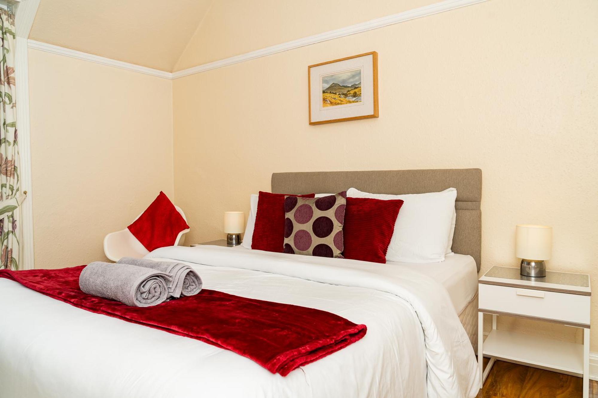 Luxury 4-bedroom Townhouse, Free Parking, Near Portobello Beach, Sleeps 8 * Edinburgh