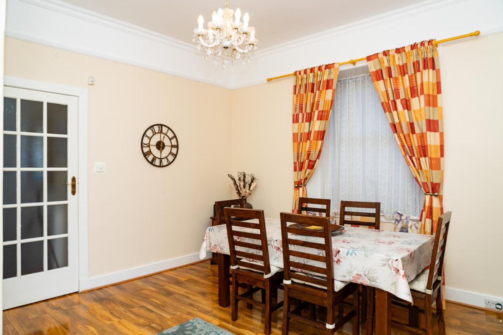 Apartment Luxury 4-bedroom Townhouse, Free Parking, Near Portobello Beach, Sleeps 8