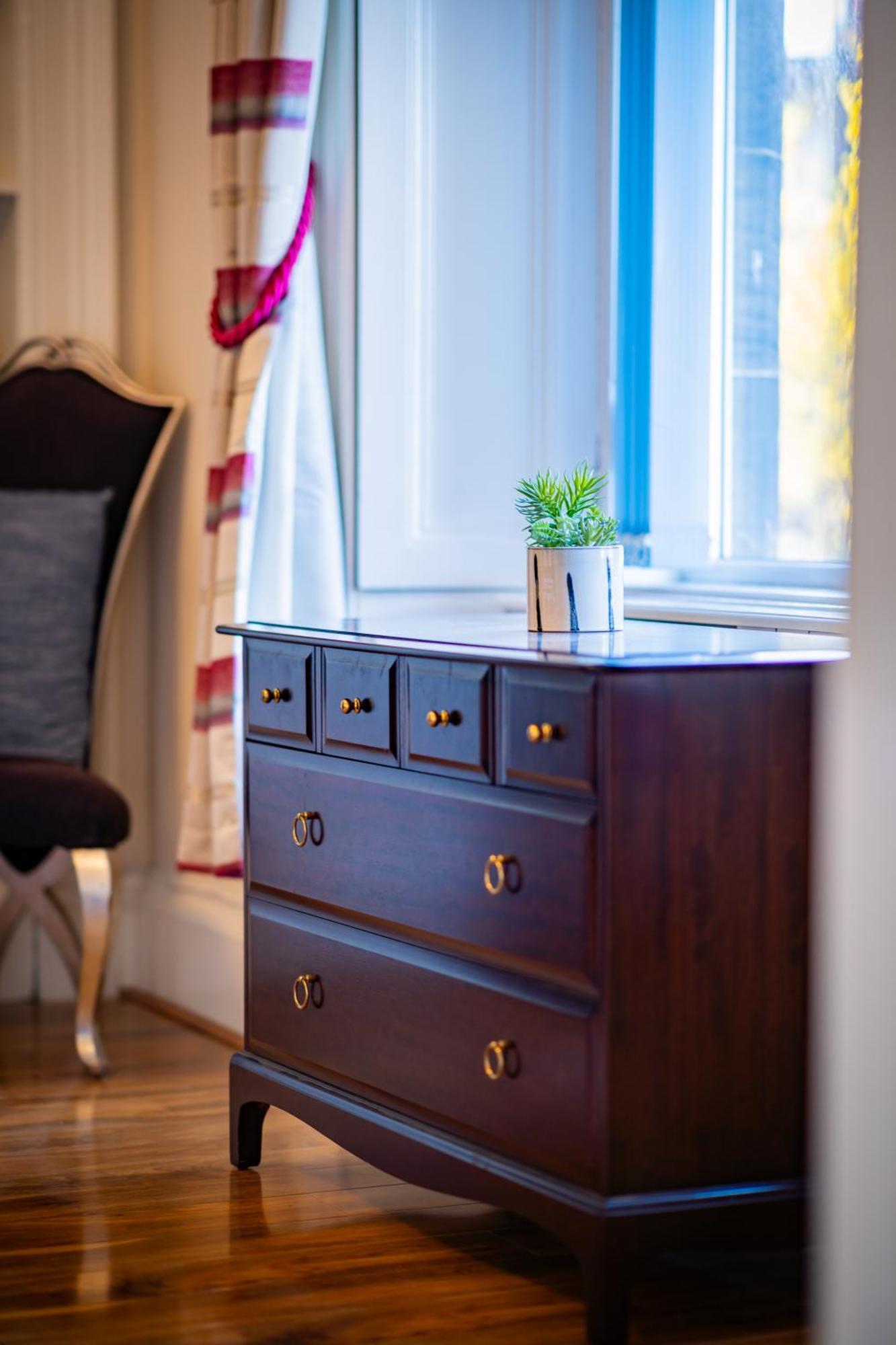 Apartment Luxury 4-bedroom Townhouse, Free Parking, Near Portobello Beach, Sleeps 8 *