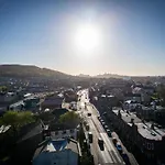 Luxury 4-Bedroom Townhouse, Free Parking, Near Portobello Beach, Sleeps 8