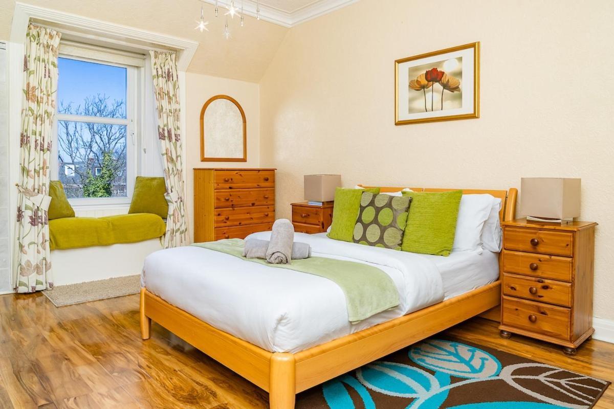 Luxury 4-bedroom Townhouse, Free Parking, Near Portobello Beach, Sleeps 8 Apartment