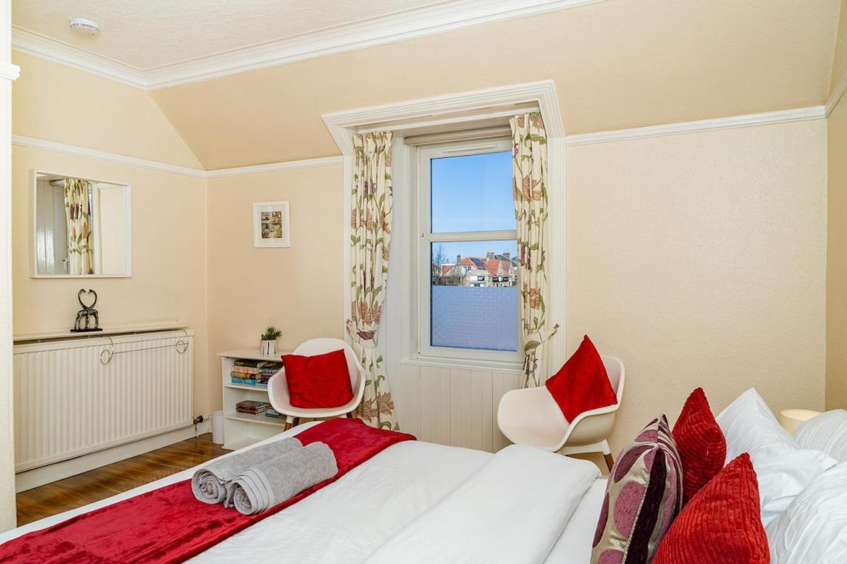 Luxury 4-bedroom Townhouse, Free Parking, Near Portobello Beach, Sleeps 8
