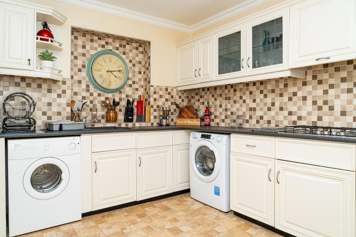 Luxury 4-bedroom Townhouse, Free Parking, Near Portobello Beach, Sleeps 8 *