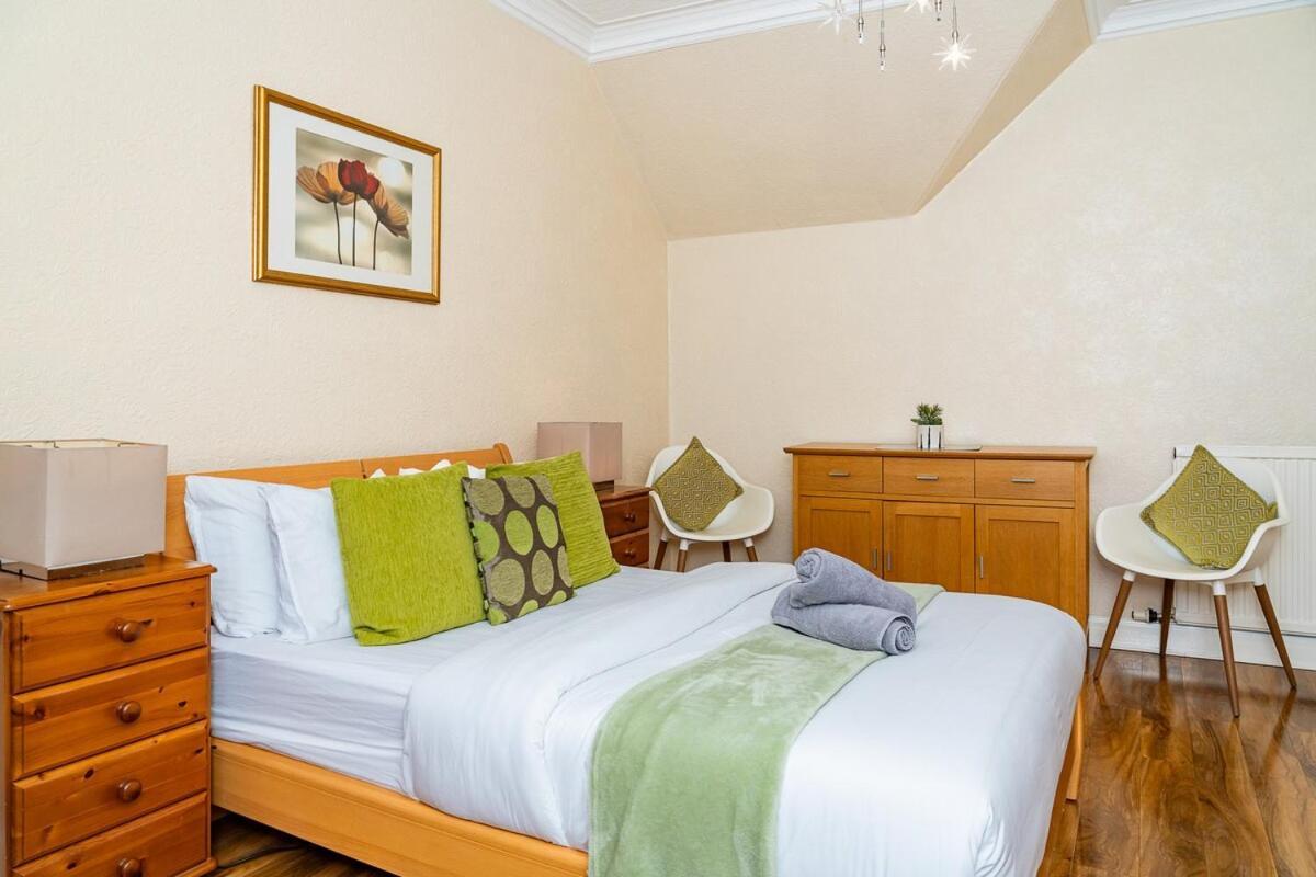 Luxury 4-bedroom Townhouse, Free Parking, Near Portobello Beach, Sleeps 8 * Edinburgh
