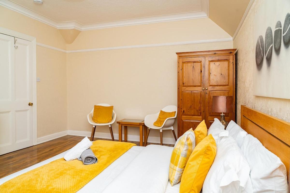 Luxury 4-bedroom Townhouse, Free Parking, Near Portobello Beach, Sleeps 8 Apartment *