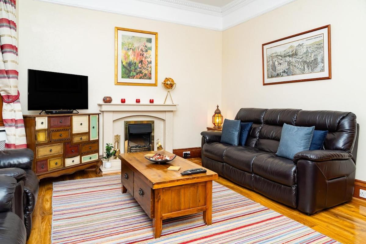 Apartment Luxury 4-bedroom Townhouse, Free Parking, Near Portobello Beach, Sleeps 8 *