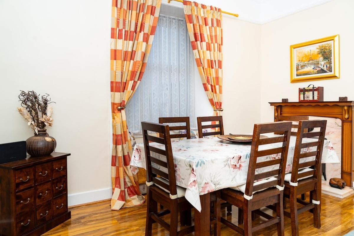 Luxury 4-bedroom Townhouse, Free Parking, Near Portobello Beach, Sleeps 8 *
