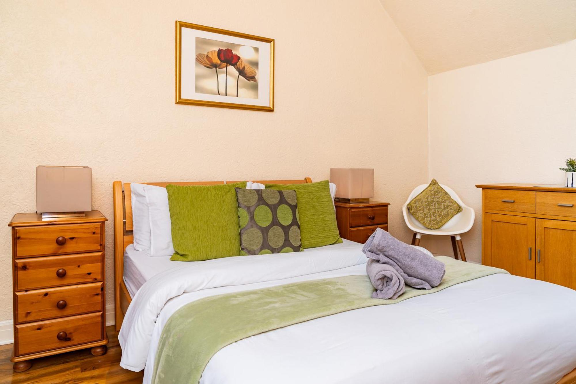 Luxury 4-bedroom Townhouse, Free Parking, Near Portobello Beach, Sleeps 8