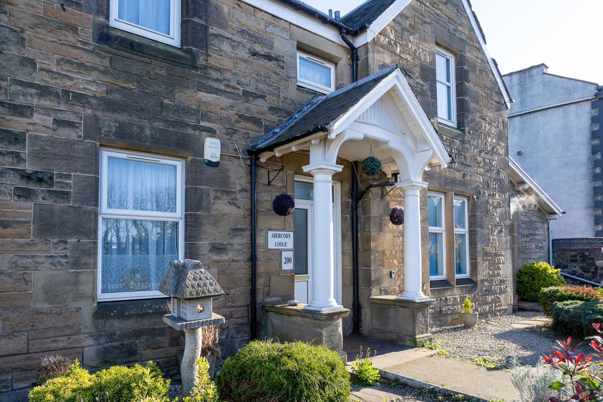 Apartment Luxury 4-bedroom Townhouse, Free Parking, Near Portobello Beach, Sleeps 8 *