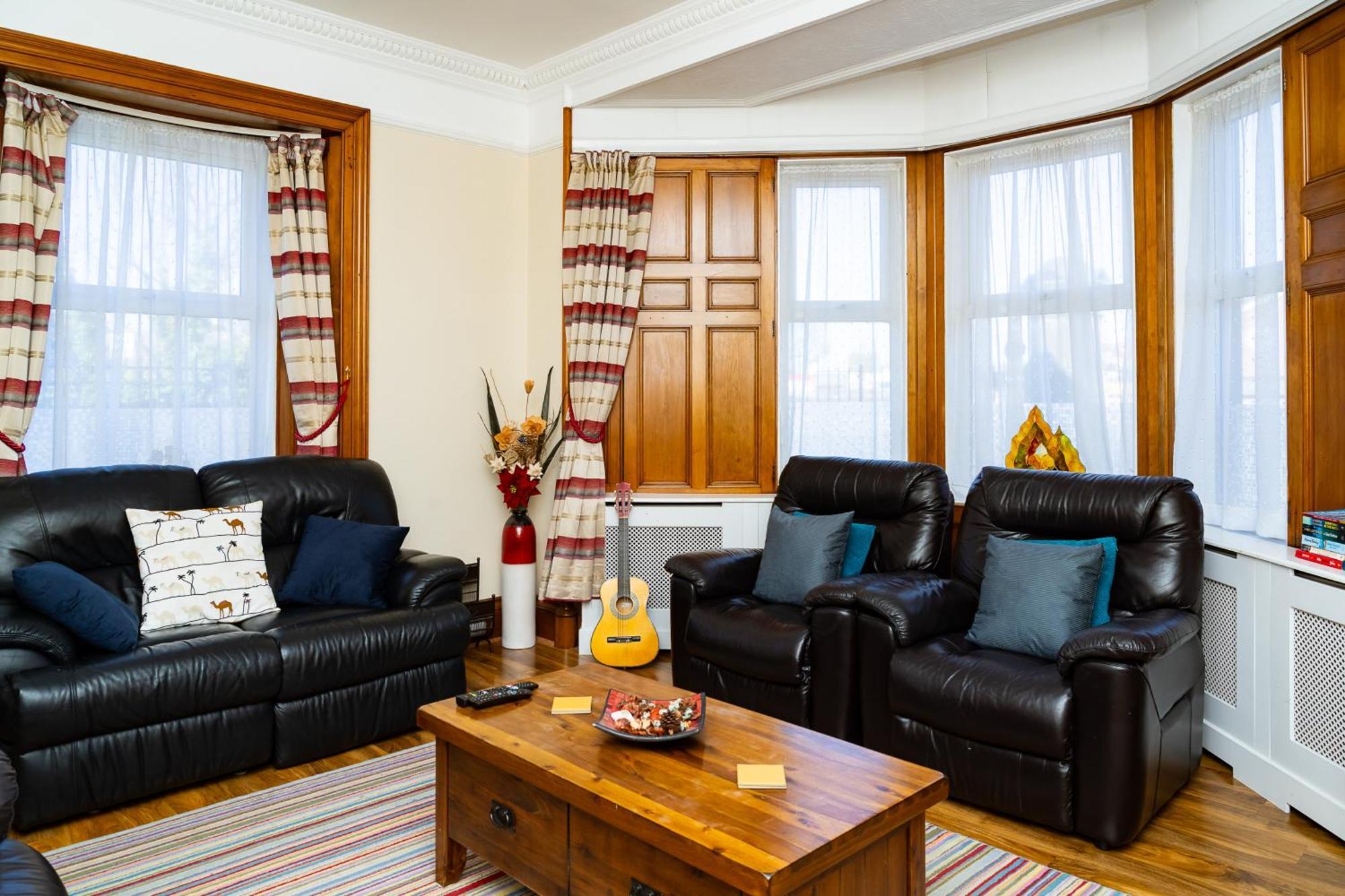 Luxury 4-bedroom Townhouse, Free Parking, Near Portobello Beach, Sleeps 8 Apartment