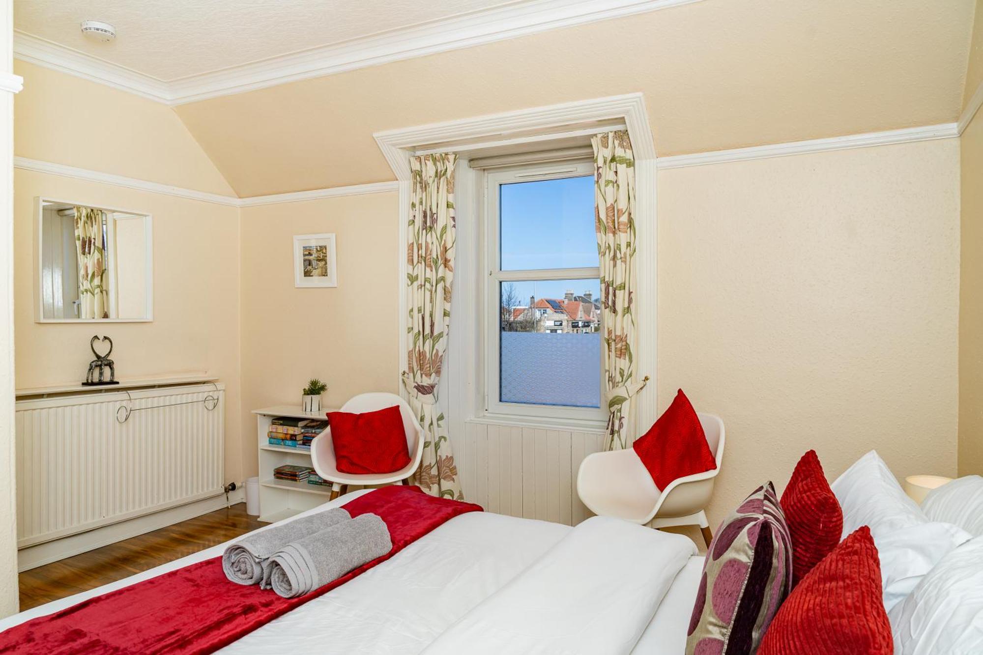 Apartment Luxury 4-bedroom Townhouse, Free Parking, Near Portobello Beach, Sleeps 8 *