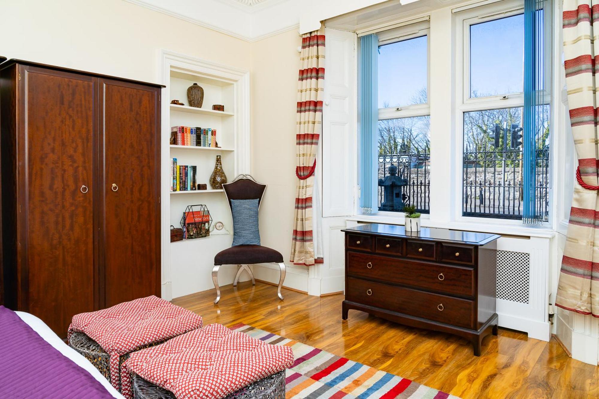 Luxury 4-bedroom Townhouse, Free Parking, Near Portobello Beach, Sleeps 8 *