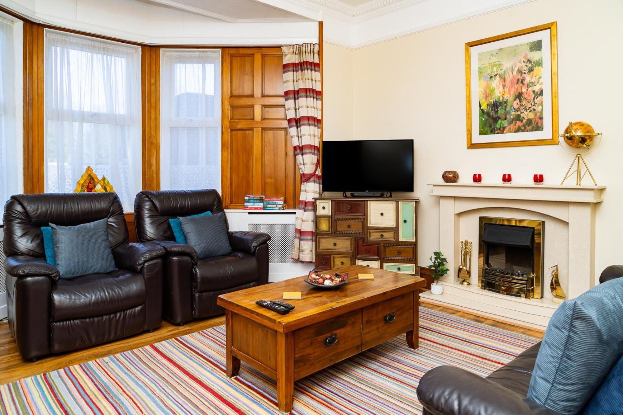 Luxury 4-bedroom Townhouse, Free Parking, Near Portobello Beach, Sleeps 8 * Edinburgh