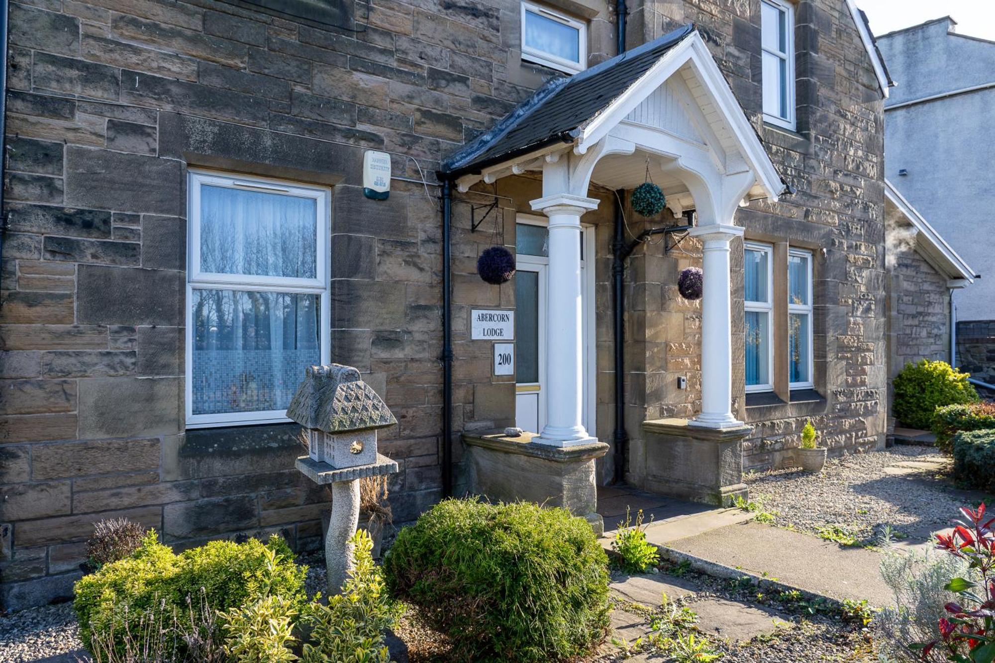 Luxury 4-bedroom Townhouse, Free Parking, Near Portobello Beach, Sleeps 8 Apartment