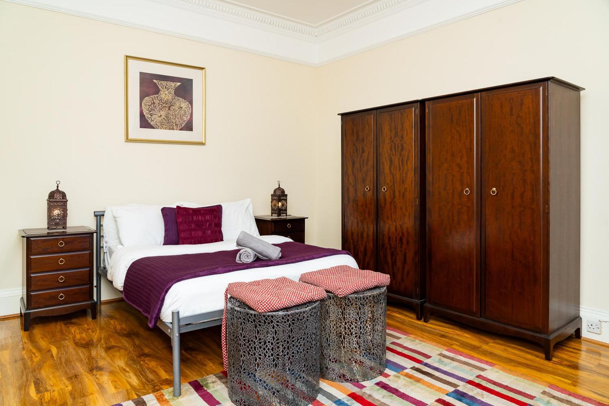 Luxury 4-bedroom Townhouse, Free Parking, Near Portobello Beach, Sleeps 8 *