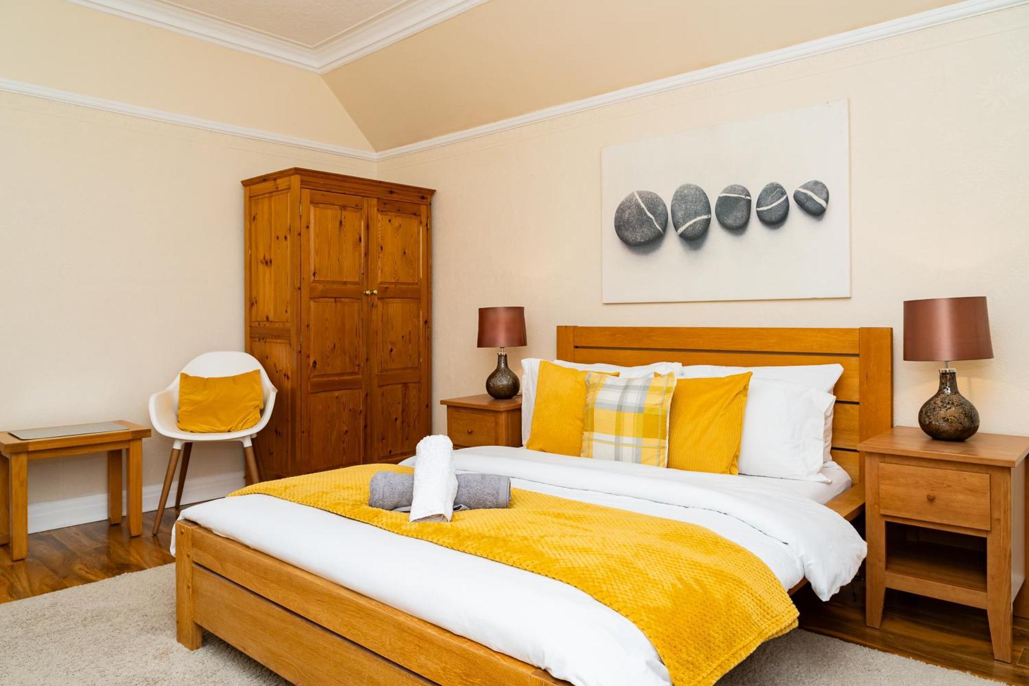 Luxury 4-bedroom Townhouse, Free Parking, Near Portobello Beach, Sleeps 8 * Edinburgh