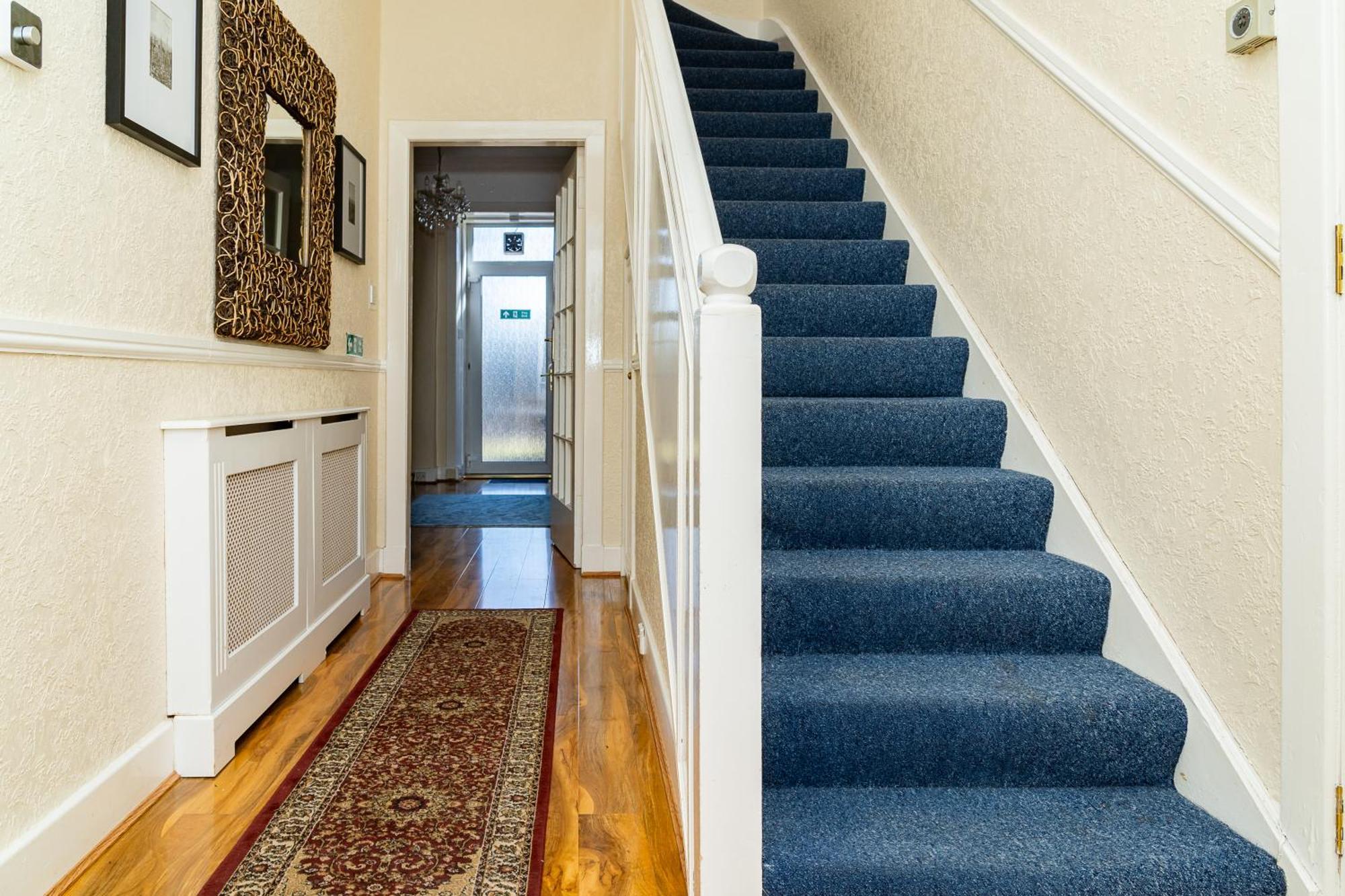 Luxury 4-bedroom Townhouse, Free Parking, Near Portobello Beach, Sleeps 8 Apartment *