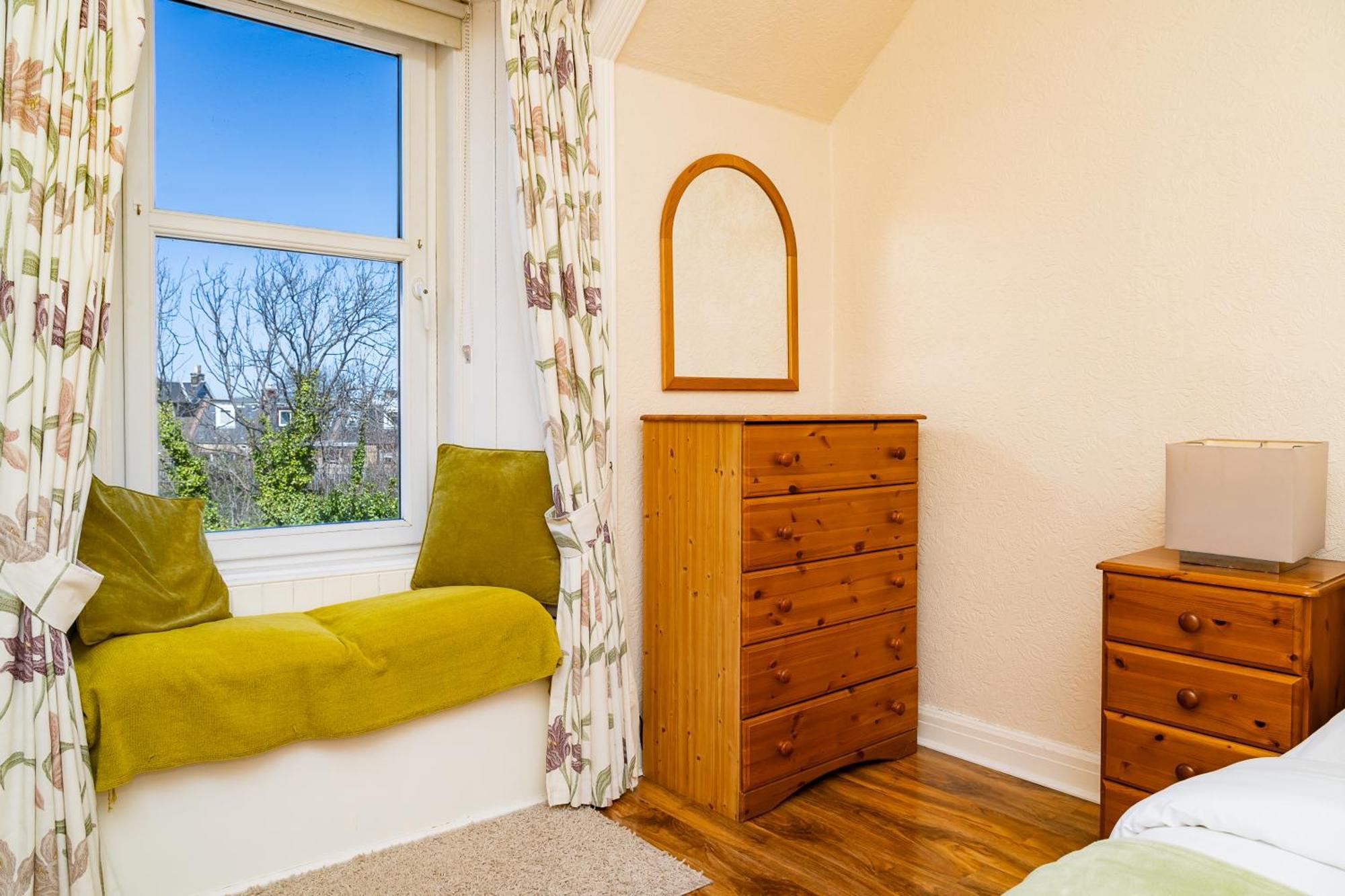 Luxury 4-bedroom Townhouse, Free Parking, Near Portobello Beach, Sleeps 8 Apartment Edinburgh