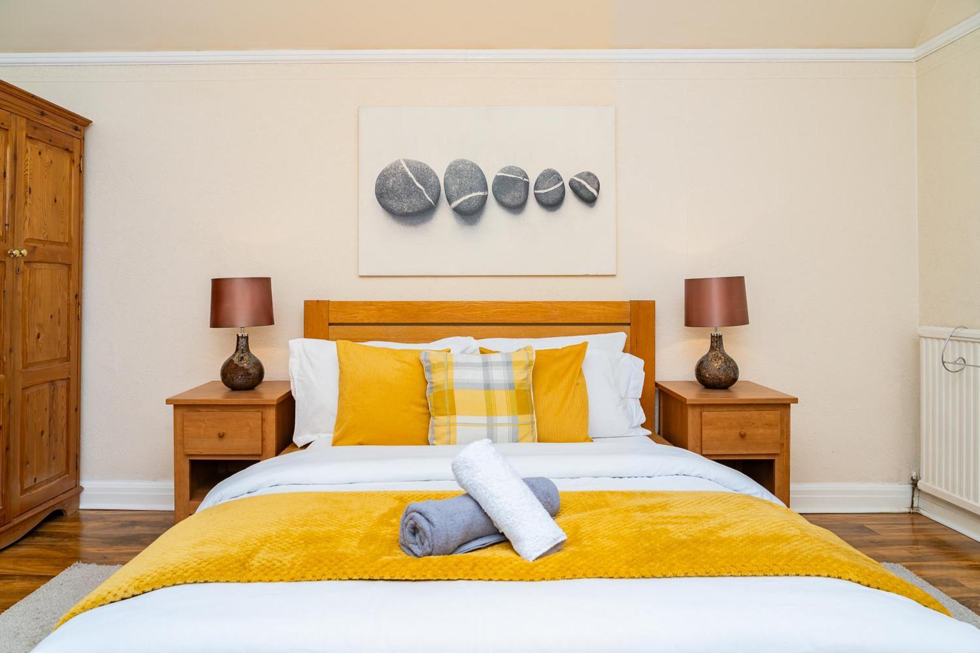 Luxury 4-bedroom Townhouse, Free Parking, Near Portobello Beach, Sleeps 8 Apartment *