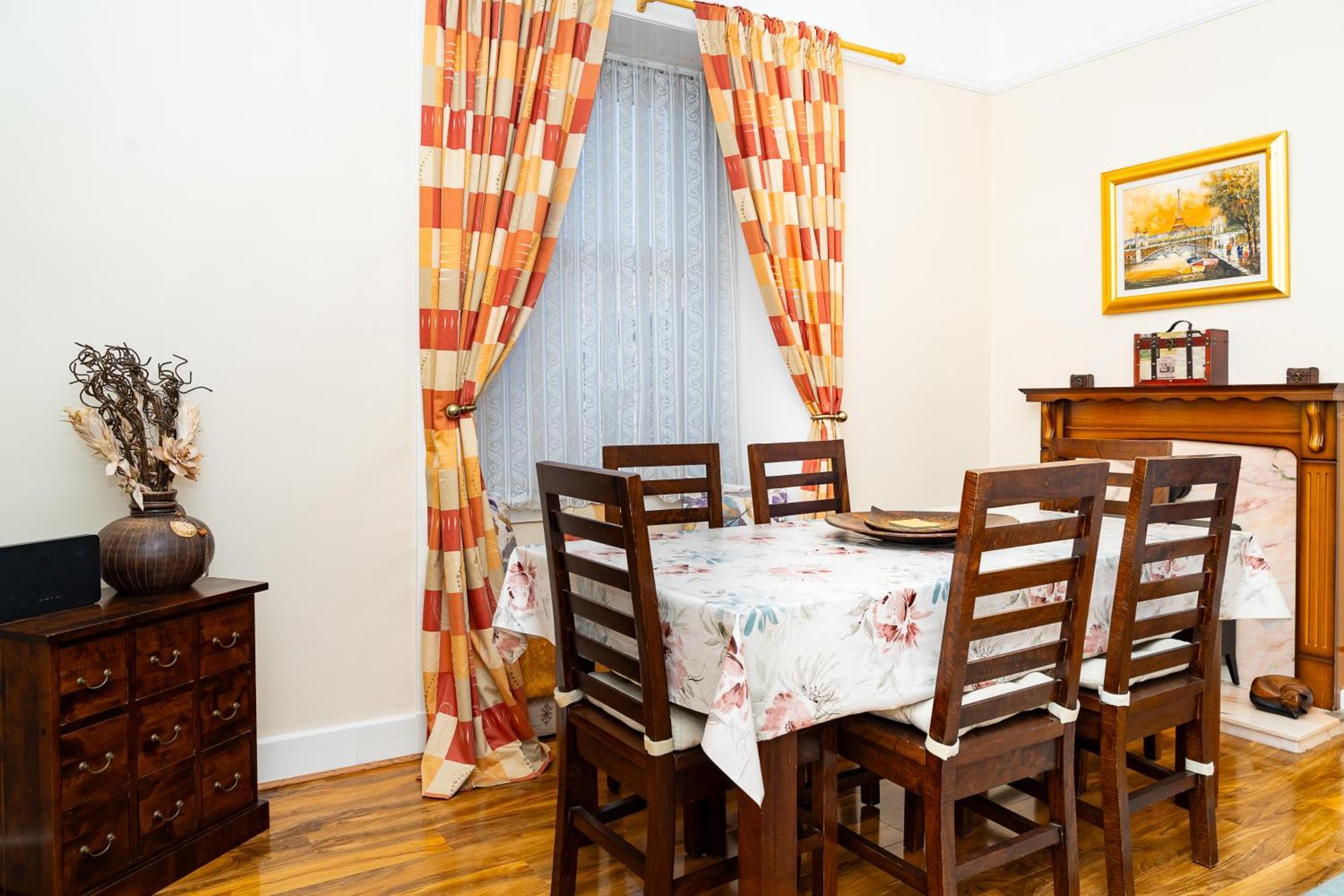 Luxury 4-bedroom Townhouse, Free Parking, Near Portobello Beach, Sleeps 8 Apartment *