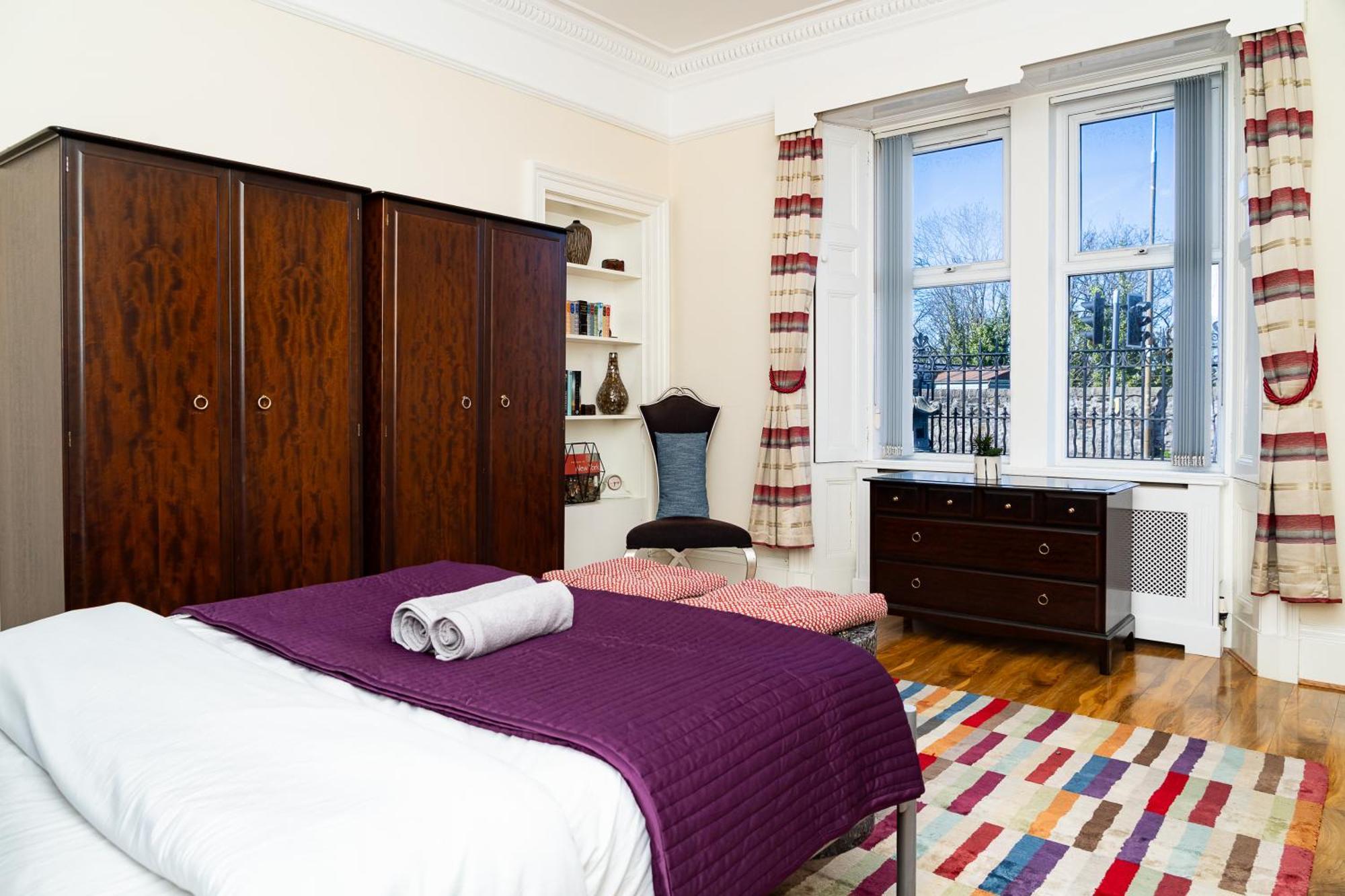 Luxury 4-bedroom Townhouse, Free Parking, Near Portobello Beach, Sleeps 8 Apartment Edinburgh