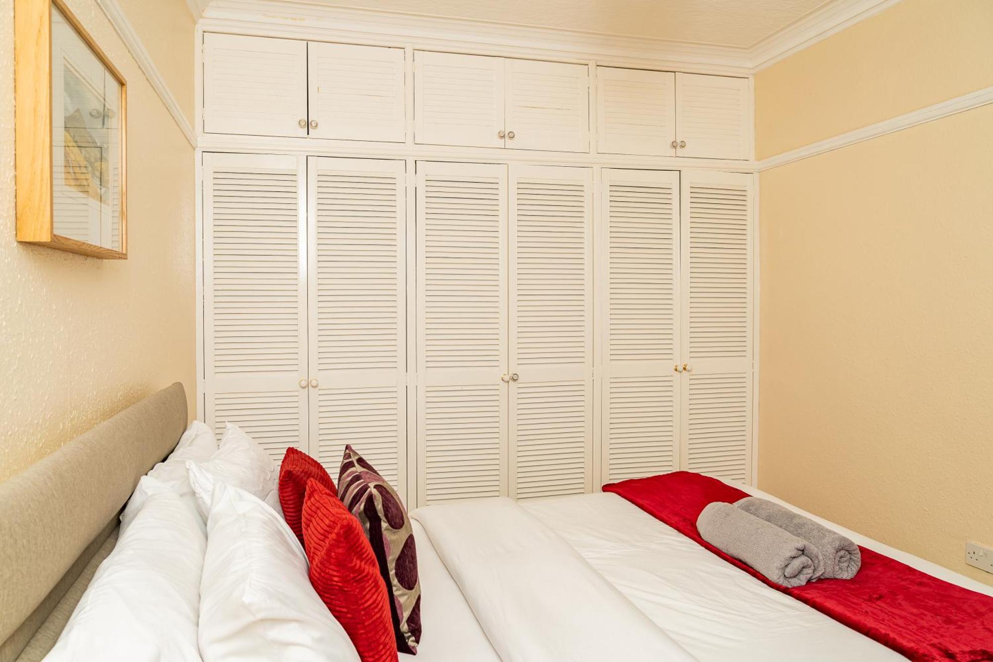 Luxury 4-bedroom Townhouse, Free Parking, Near Portobello Beach, Sleeps 8 *
