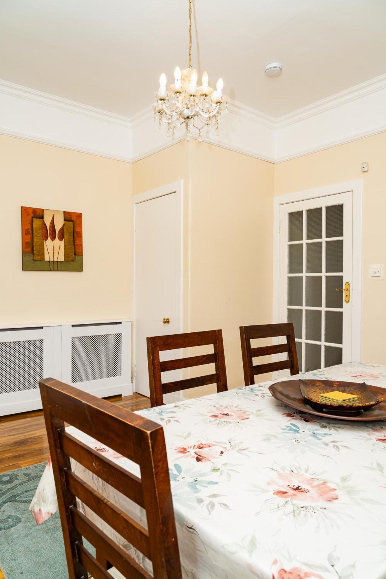 Luxury 4-bedroom Townhouse, Free Parking, Near Portobello Beach, Sleeps 8 Edinburgh